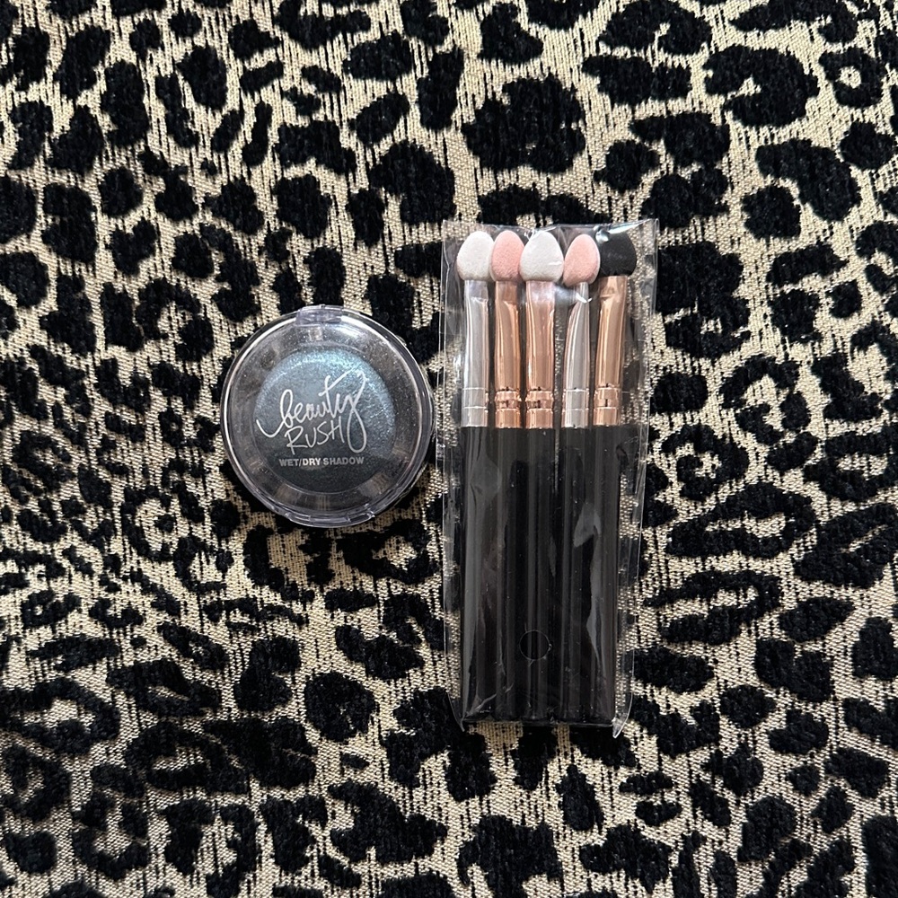 Beauty Rush Wet/Dry Eyeshadow and Brush Set Brand New No Box